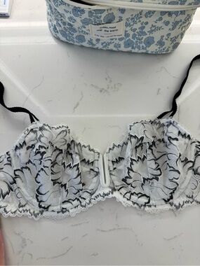 Auden Lace Underwire Bra in White and Black